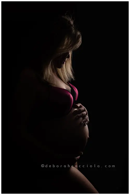 Photo grossesse en studio à Orléans : maternité naturelle, portrait vertical soigné, style noir et blanc