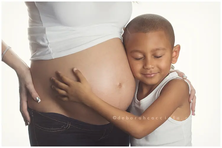 Séance grossesse en studio à Orléans : portrait de future maman, plan large harmonieux, style lumineux