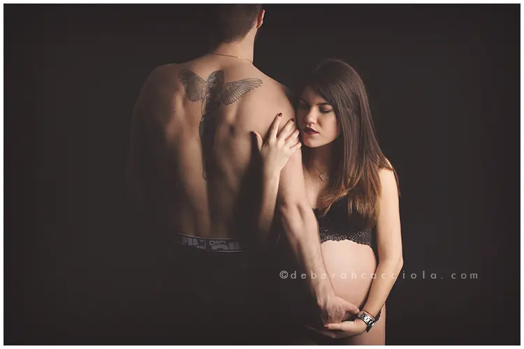 Photo grossesse à Orléans : couple complice, composition large et naturelle, en couleur