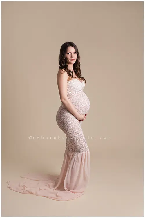 Photo grossesse en studio à Orléans : future maman, tenue élégante de grossesse, tonalités naturelles