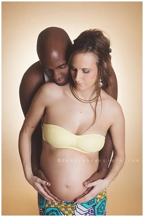 Portrait maternité grossesse à Orléans, portrait de couple maternité, portrait vertical soigné, rendu clair et naturel