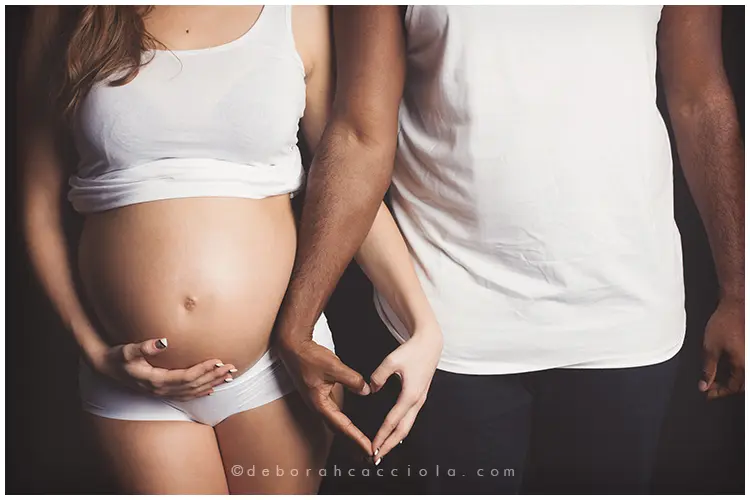 Photo grossesse Orléans, duo de futurs parents, cadrage horizontal équilibré, palette douce