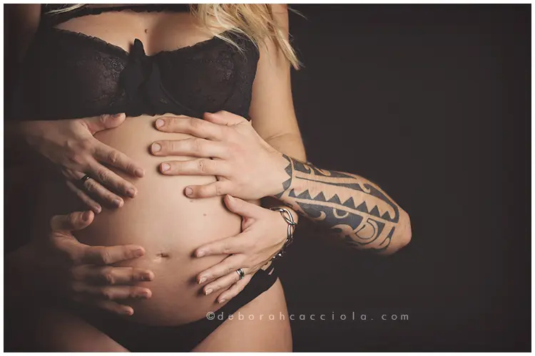 Scène grossesse en studio à Orléans : maternité naturelle, mise en scène horizontale douce, tonalités naturelles