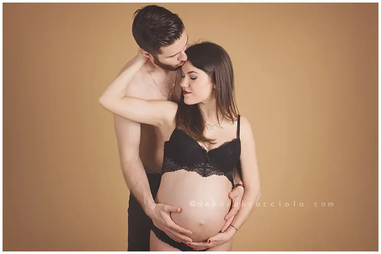 Séance grossesse grossesse à Orléans, portrait de couple maternité, cadrage horizontal équilibré, rendu clair et naturel