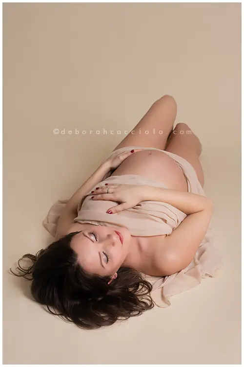 Portrait grossesse à Orléans, portrait de future maman, cadrage vertical doux, en couleur