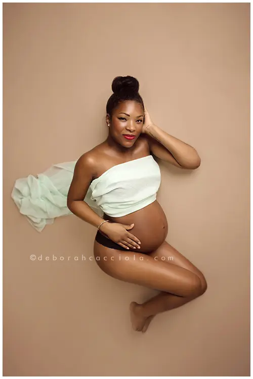 Portrait grossesse en studio à Orléans : femme enceinte, plan vertical élégant, en couleur