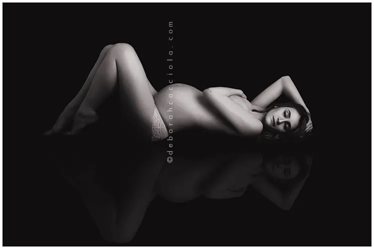 Photo grossesse à Orléans, instant de grossesse, composition large et naturelle, rendu noir et blanc