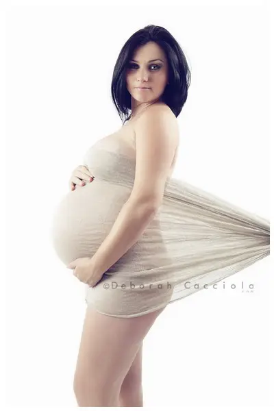 Portrait maternité grossesse à Orléans, silhouette de maternité, portrait vertical soigné, rendu clair et naturel