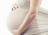 Photo grossesse Photo artistique de femme enceinte en voile écru