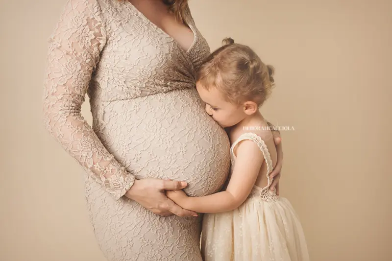 Photo grossesse Orléans, future maman en séance studio, plan large harmonieux, en couleur