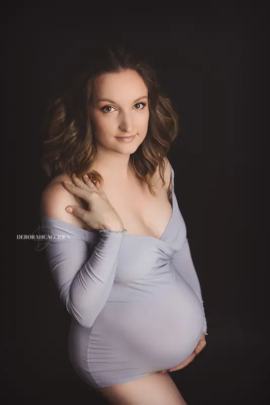 Portrait maternité en studio à Orléans : portrait maternité en studio, portrait serré et naturel, rendu clair et naturel