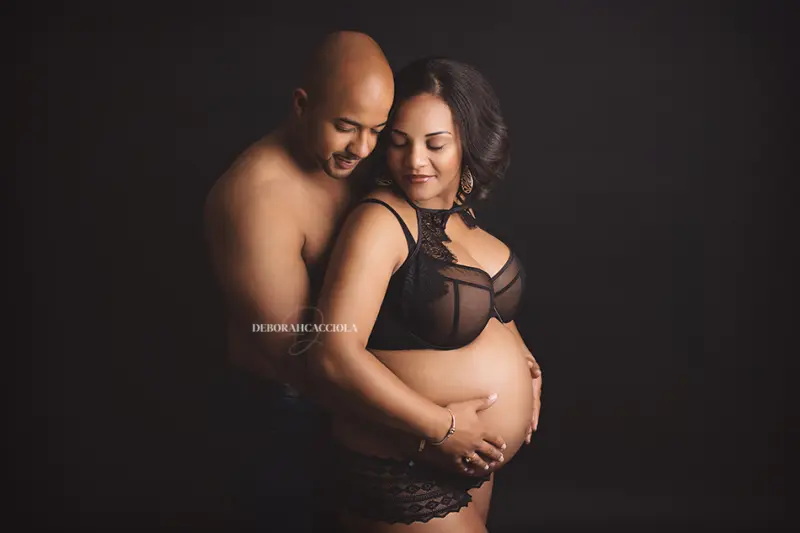 Photo grossesse Orléans, duo de futurs parents, composition large et naturelle, en couleur