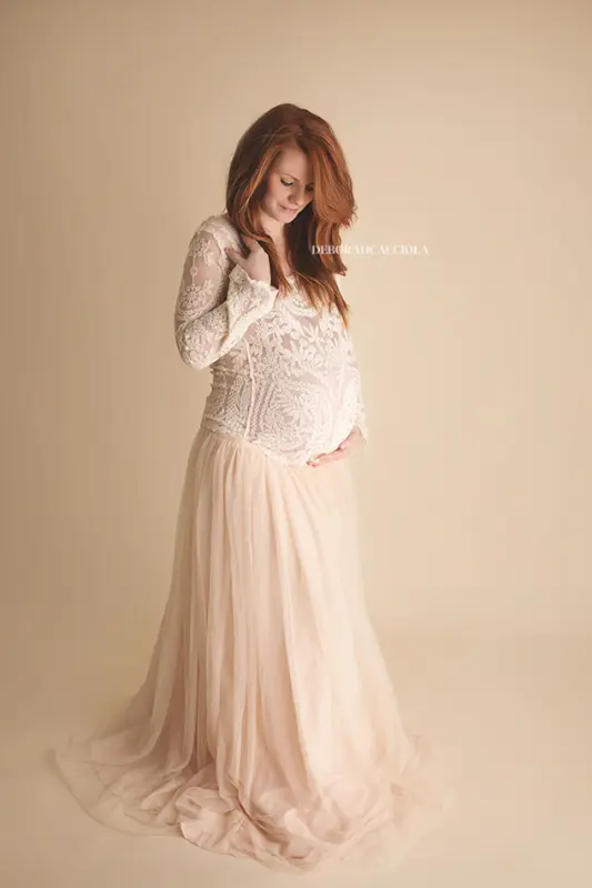 Portrait maternité grossesse à Orléans, femme enceinte, plan vertical élégant, style lumineux