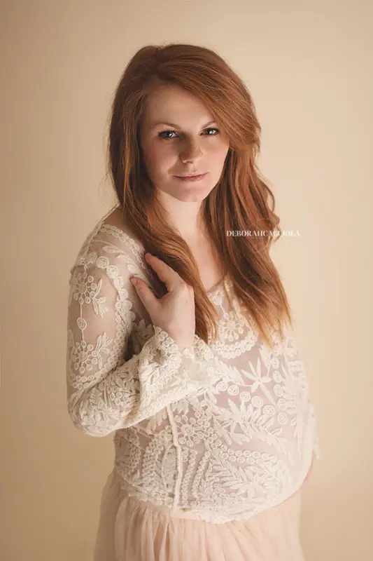Portrait grossesse en studio à Orléans : portrait de future maman, cadrage vertical doux, en couleur