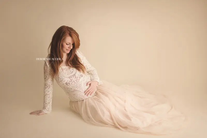 Photo grossesse en studio à Orléans : femme enceinte, composition large et naturelle, en couleur