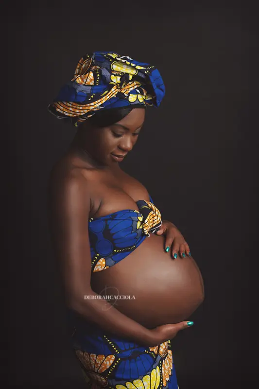 Portrait maternité grossesse à Orléans, maternité naturelle, portrait vertical soigné, rendu clair et naturel