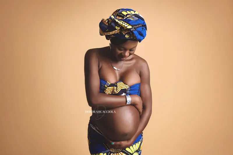 Photo grossesse à Orléans, silhouette de maternité, mise en scène horizontale douce, palette douce