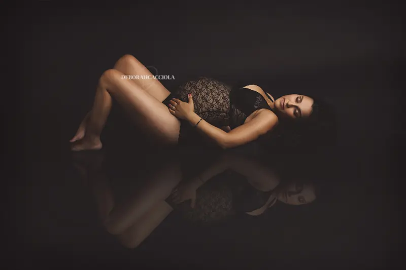 Scène grossesse Orléans, maternité naturelle, mise en scène horizontale douce, tonalités naturelles