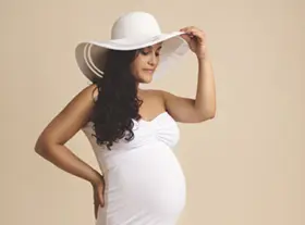 Séance grossesse Orléans, maternité naturelle, mise en scène horizontale douce, rendu clair et naturel