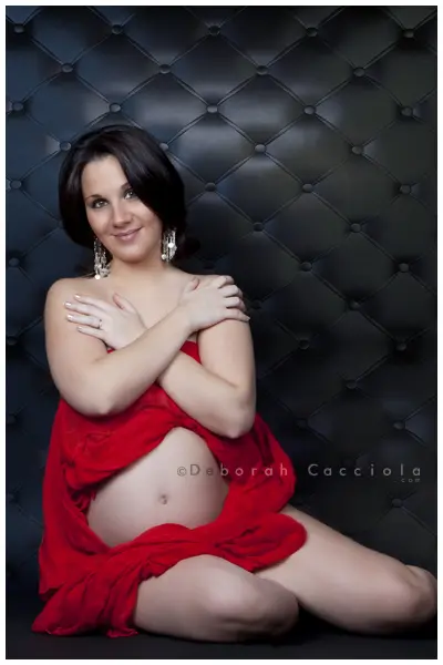 Portrait grossesse en studio à Orléans : future maman en séance studio, cadrage vertical doux, en couleur