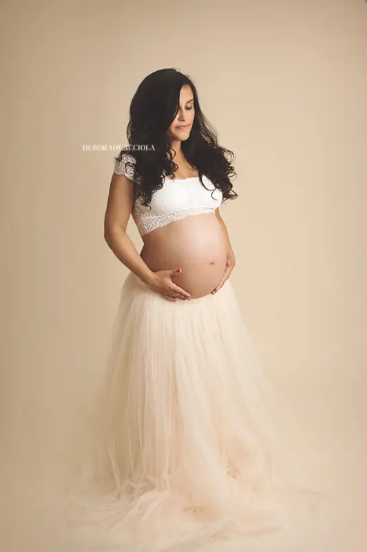 Photo grossesse à Orléans : portrait de future maman, cadrage vertical doux, couleurs naturelles