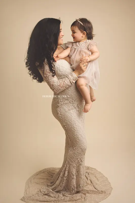 Portrait maternité grossesse à Orléans, portrait grossesse en famille, portrait vertical soigné, rendu clair et naturel