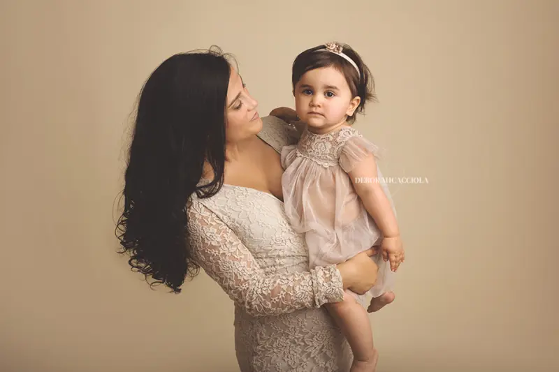 Photo grossesse en studio à Orléans : femme enceinte, composition large et naturelle, en couleur