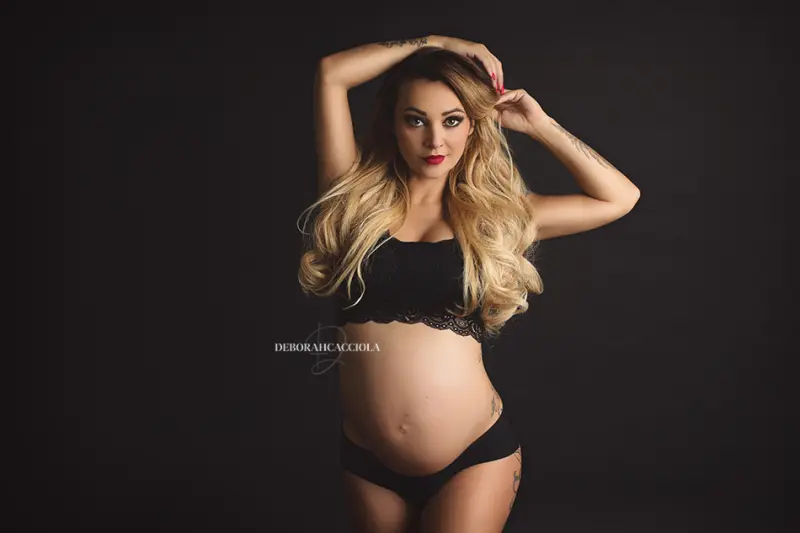 Photo grossesse à Orléans : future maman en séance studio, plan large harmonieux, en couleur