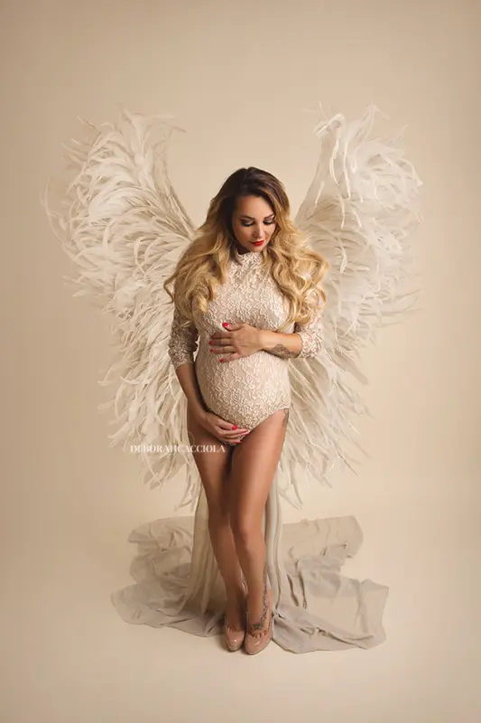 Portrait maternité à Orléans : femme enceinte, plan vertical élégant, style lumineux