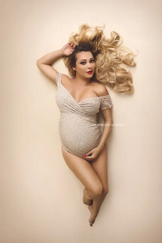 Portrait maternité grossesse à Orléans, future maman, portrait serré et naturel, rendu clair et naturel