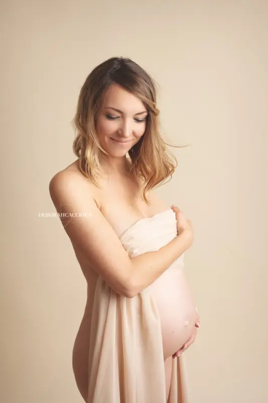Portrait maternité à Orléans : portrait maternité en studio, portrait serré et naturel, rendu clair et naturel