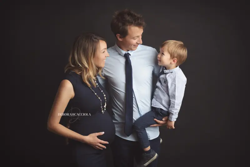 Photo grossesse en studio à Orléans : future maman en famille, plan large harmonieux, en couleur