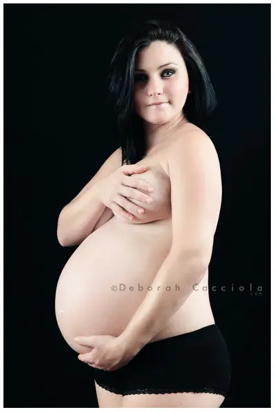 Portrait grossesse grossesse à Orléans, femme enceinte, plan vertical élégant, en couleur