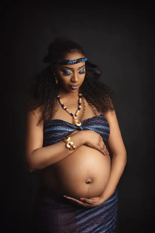 Photo grossesse à Orléans, future maman en séance studio, cadrage vertical doux, couleurs naturelles