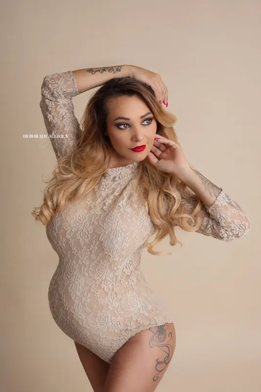 Photo grossesse à Orléans : portrait maternité en studio, portrait serré et naturel, tonalités naturelles