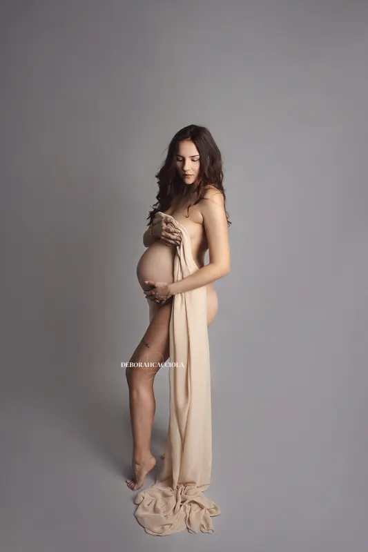 Portrait grossesse grossesse à Orléans, portrait maternité en studio, portrait serré et naturel, palette douce