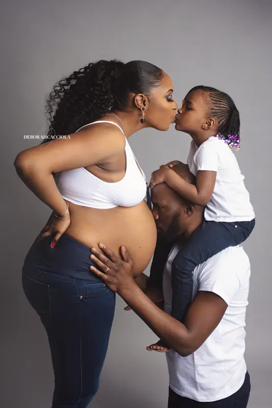 Photo grossesse grossesse à Orléans, portrait grossesse en famille, portrait vertical soigné, tonalités naturelles