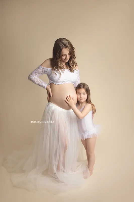 Portrait maternité grossesse à Orléans, instant de grossesse, plan vertical élégant, style lumineux