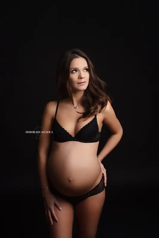 Portrait grossesse Orléans, future maman en séance studio, cadrage vertical doux, en couleur