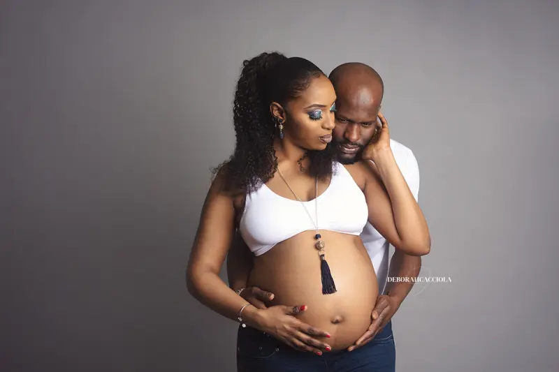 Photo grossesse grossesse à Orléans, portrait de couple maternité, cadrage horizontal équilibré, palette douce