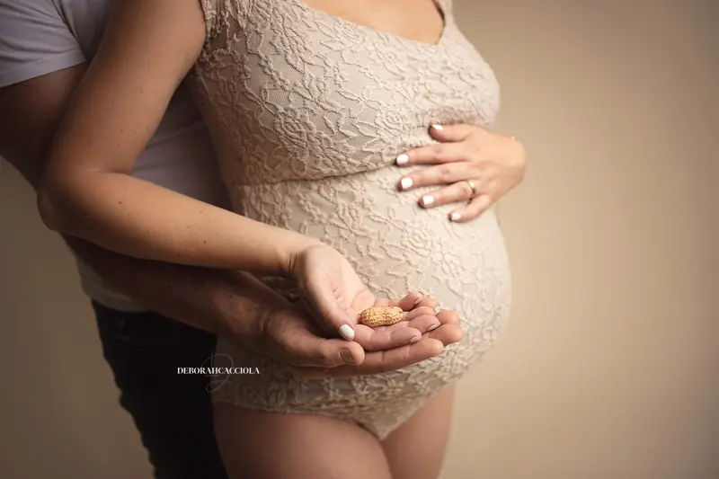 Photo grossesse à Orléans, portrait de future maman, plan large harmonieux, en couleur