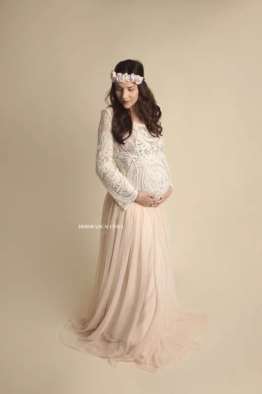 Photo grossesse à Orléans : maternité naturelle, portrait vertical soigné, tonalités naturelles