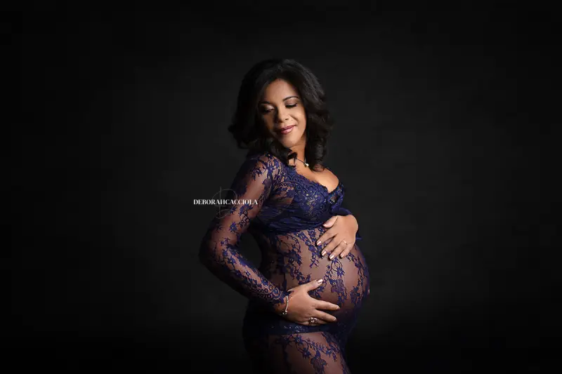 Séance grossesse grossesse à Orléans, silhouette de maternité, mise en scène horizontale douce, traitement monochrome élégant