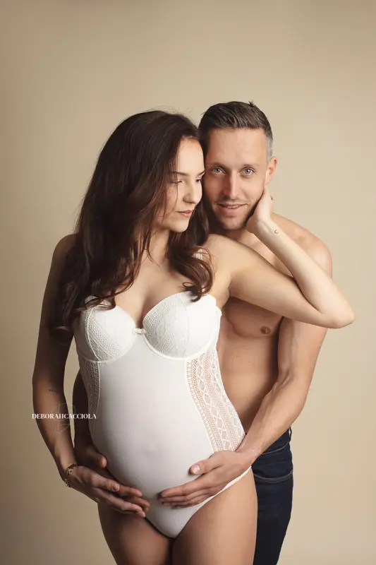 Portrait grossesse à Orléans : couple complice, cadrage vertical doux, en couleur