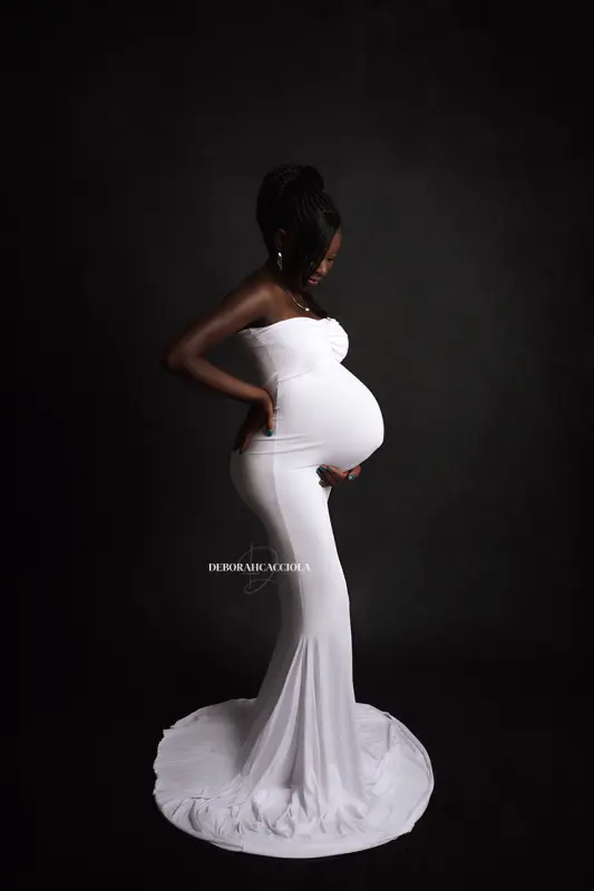 Photo grossesse en studio à Orléans : future maman en séance studio, cadrage vertical doux, style noir et blanc