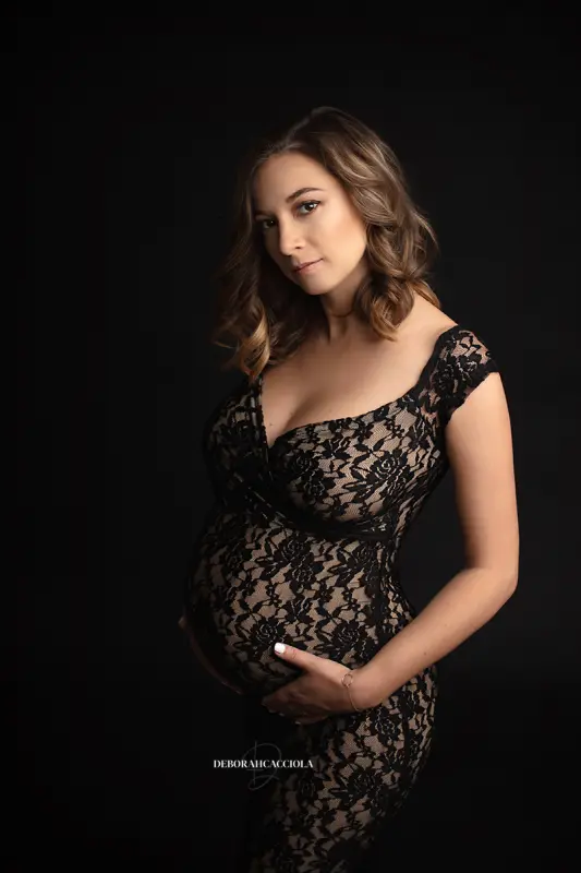 Portrait maternité grossesse à Orléans, portrait maternité en studio, tenue élégante de grossesse, rendu clair et naturel