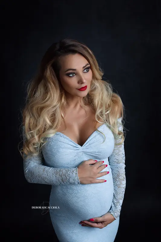 Photo grossesse grossesse à Orléans, portrait maternité en studio, portrait serré et naturel, tonalités naturelles