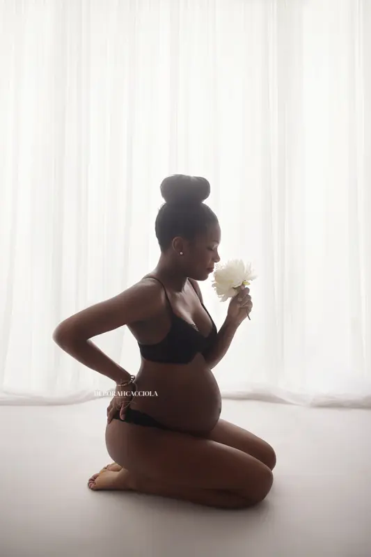 Portrait maternité grossesse à Orléans, future maman, portrait serré et naturel, rendu clair et naturel