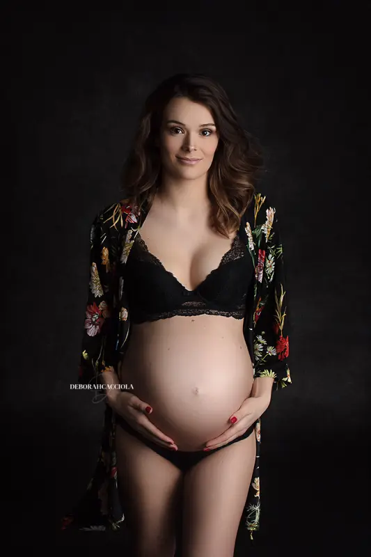 Photo grossesse grossesse à Orléans, portrait maternité en studio, portrait serré et naturel, tonalités naturelles