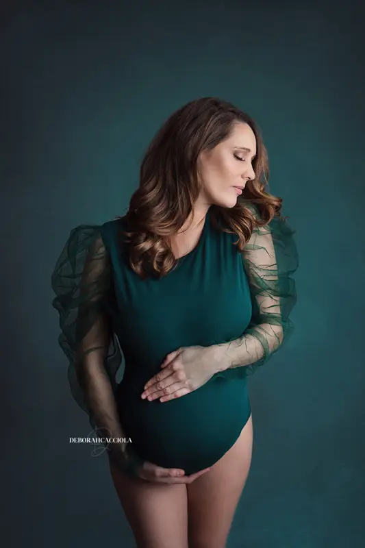 Portrait grossesse grossesse à Orléans, future maman en séance studio, cadrage vertical doux, en couleur